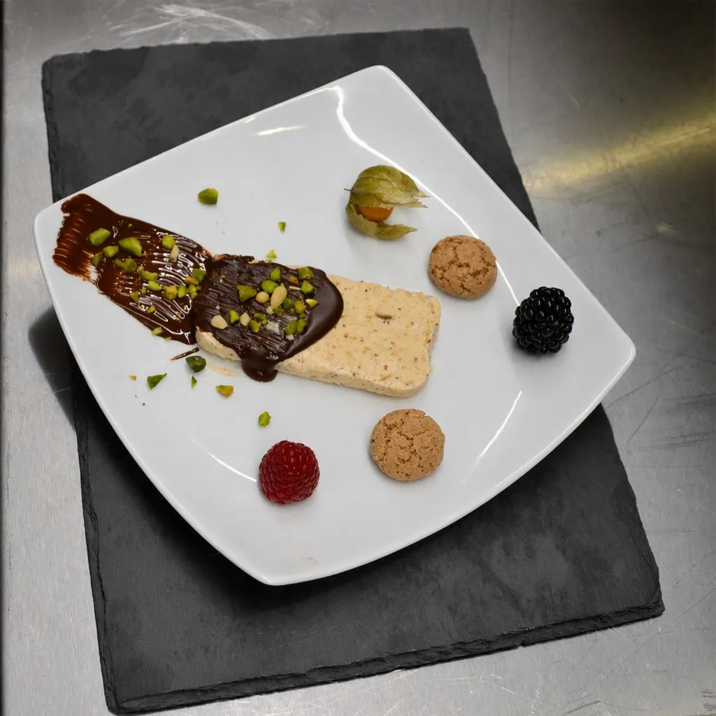 Semifreddo med sjokoladesaus, pistasj, amarettikjeks og friske bær