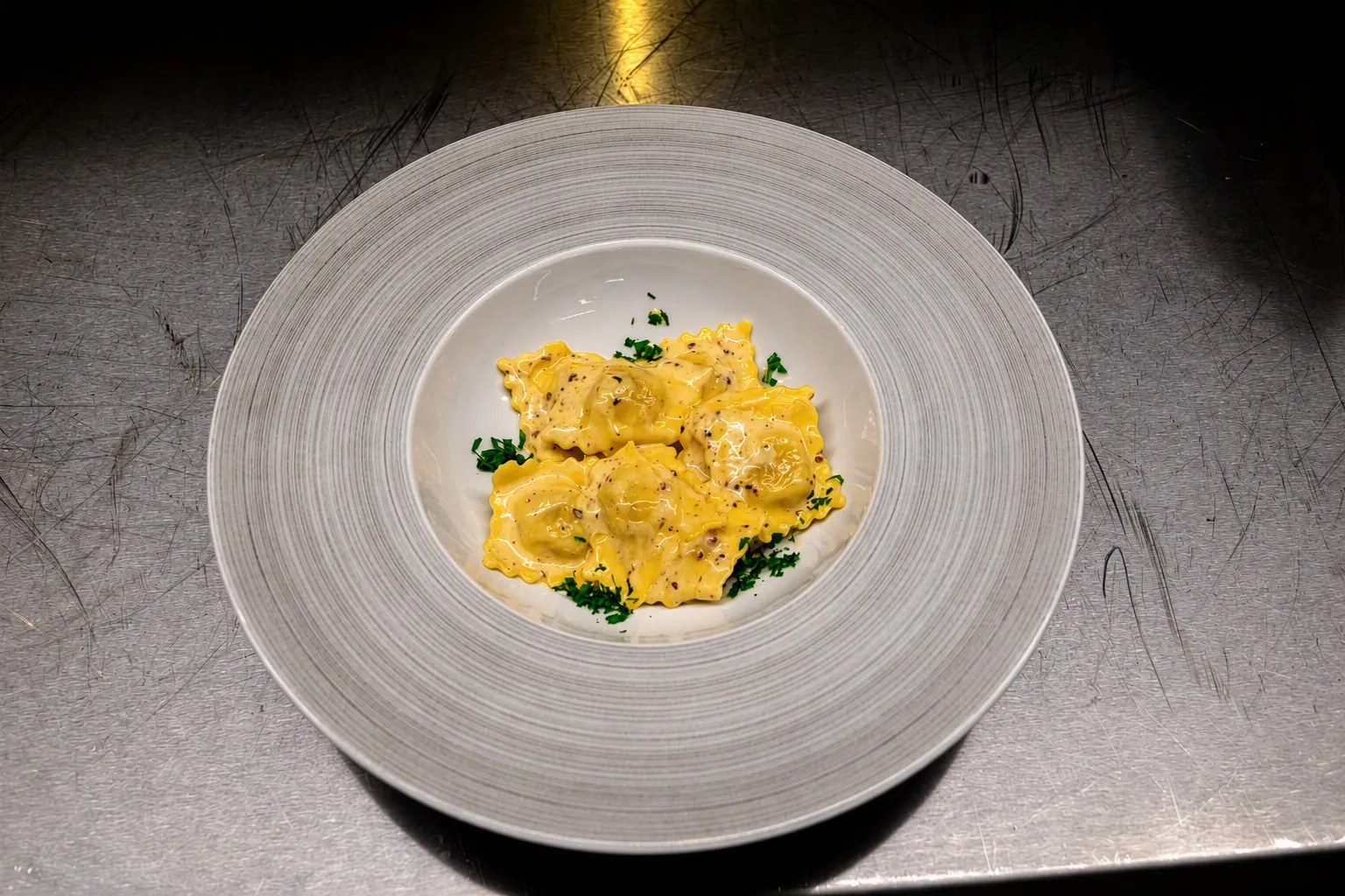 Fem ravioli i lys trøffelsaus med finhakket persille